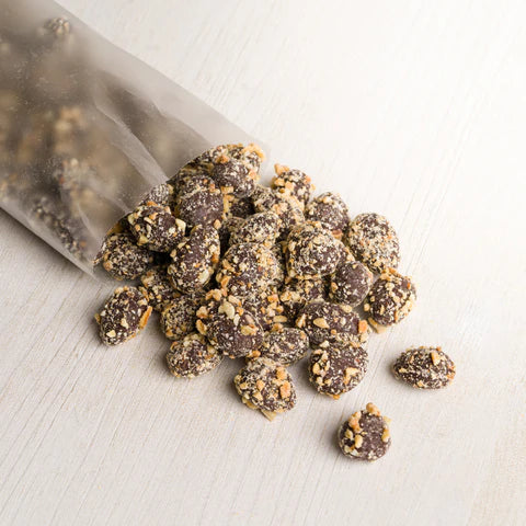 Amandes enrobées de chocolat noir bio et de noisettes concassées