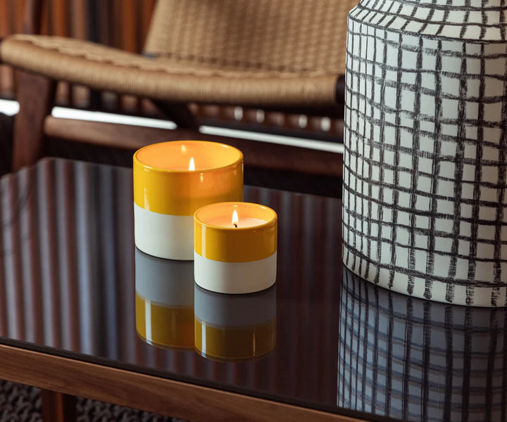 Bougie en céramique JAUNE/BLANC au parfum de noix de coco et de citron vert
